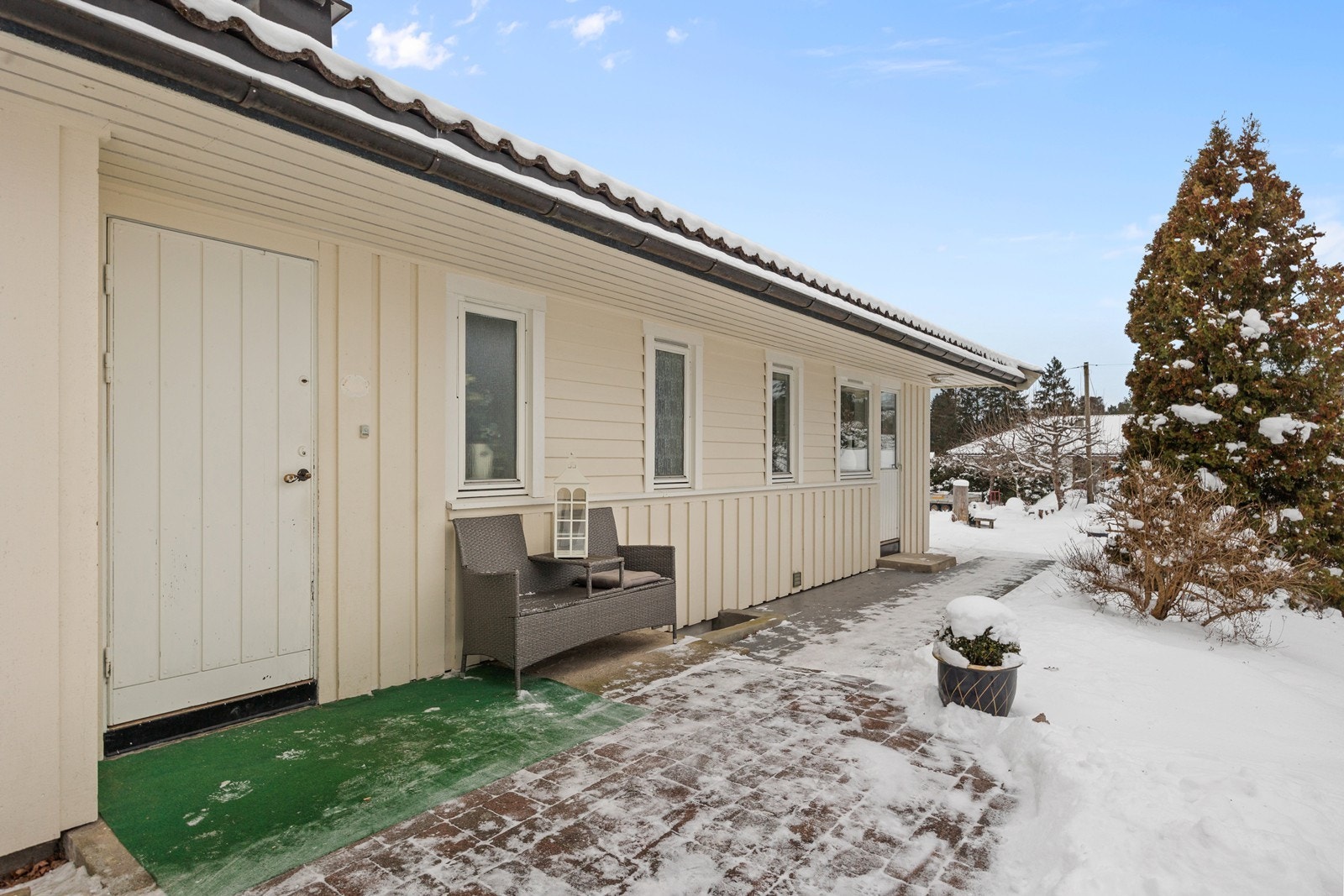 Boligen har malt hovedytterdør og malte trevinduer med 2-lags glass. Galleribilde