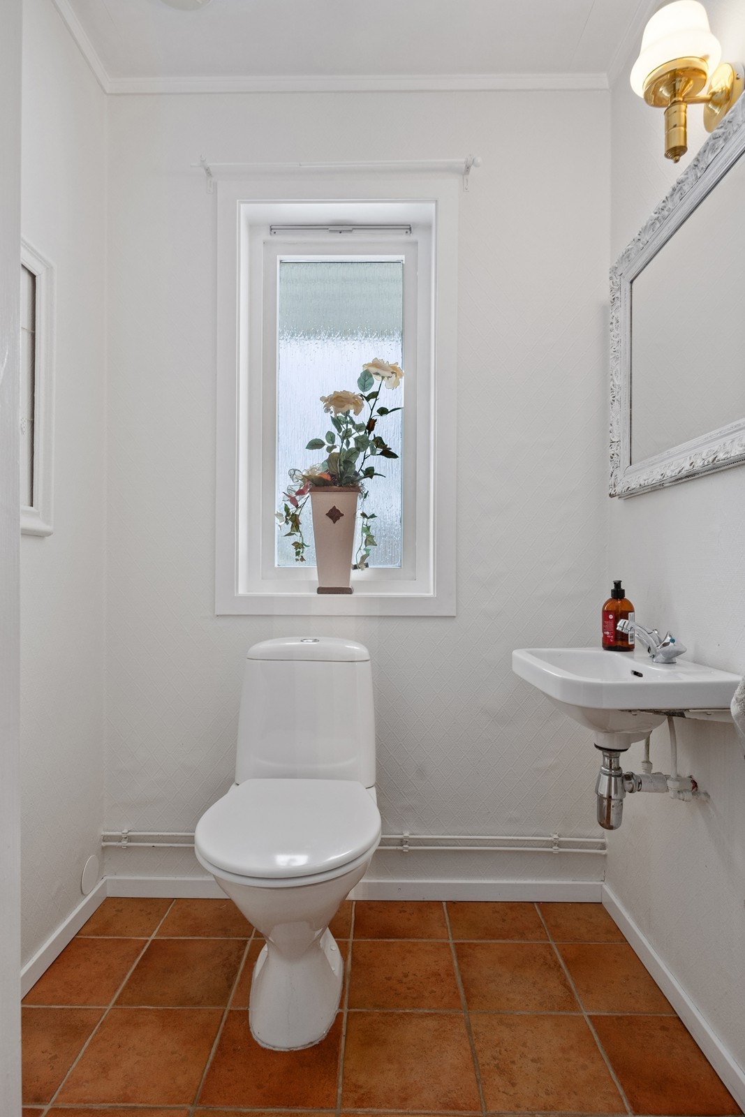 I tillegg til badet finnes et separat toalettrom med servant. Galleribilde