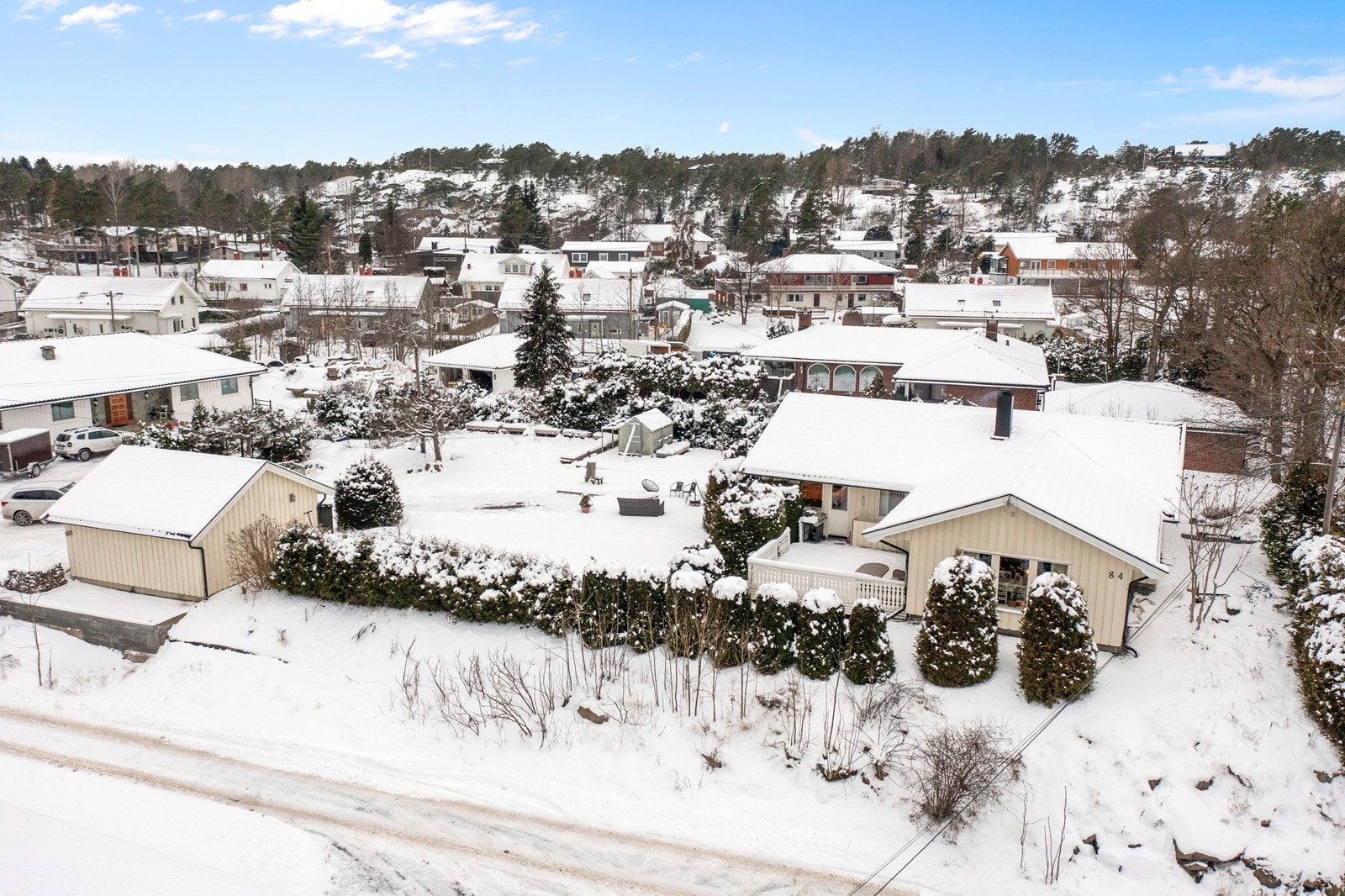 Eiendommen inkluderer en romslig, frittstående garasje fra 2010 med god lagringsplass. Galleribilde