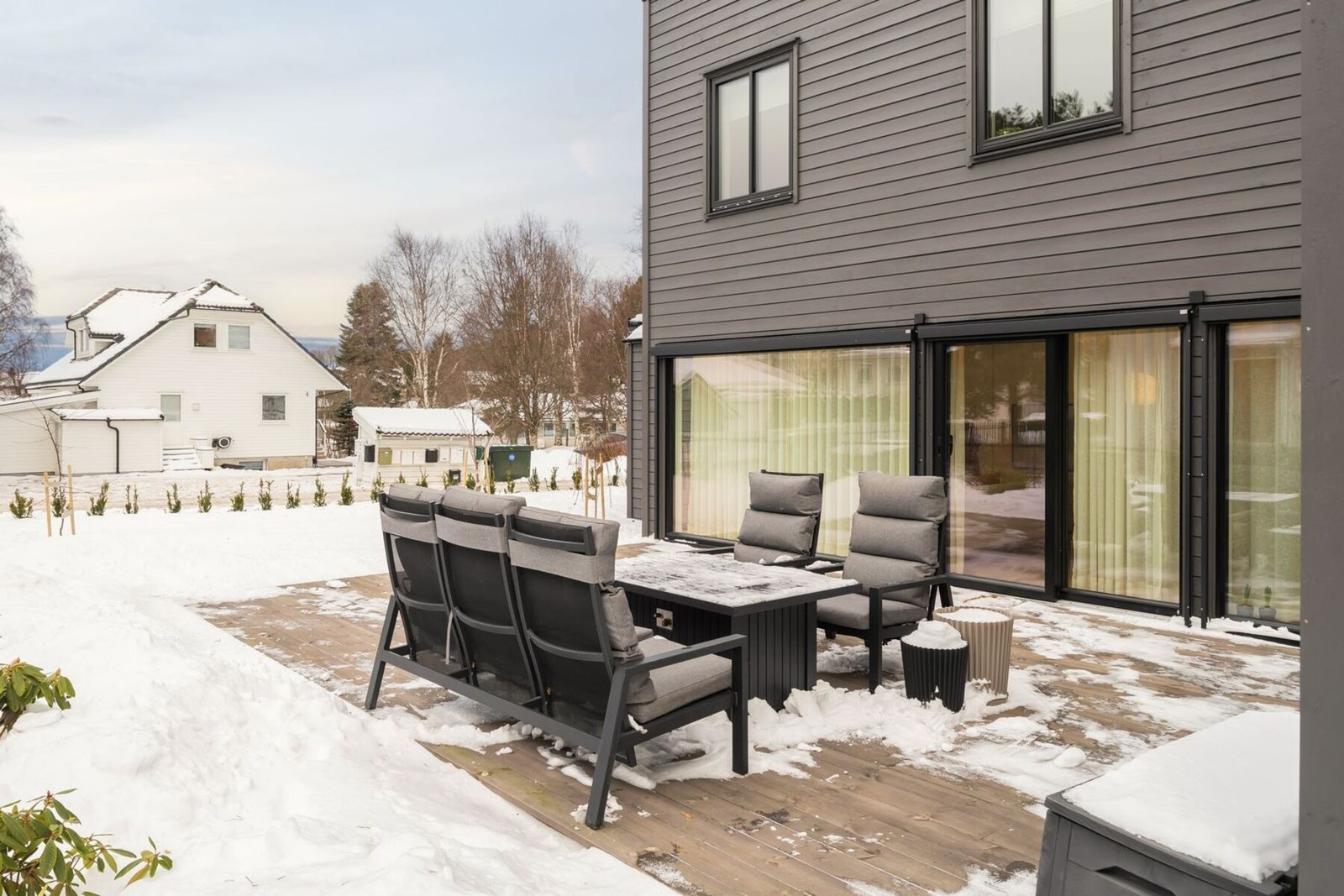 Huset har endeplassering med god plass omkring, carport m/lader og hage. Galleribilde