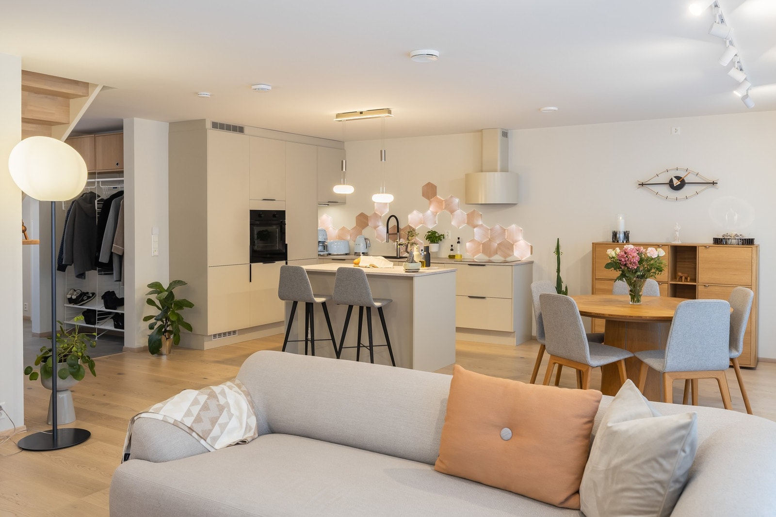 Lys og åpen 1. etasje med åpen løsning i stue- og kjøkkenarealet med stilrene overflater, 1-stavs eikeparkett og lav slitasjegrad. Galleribilde