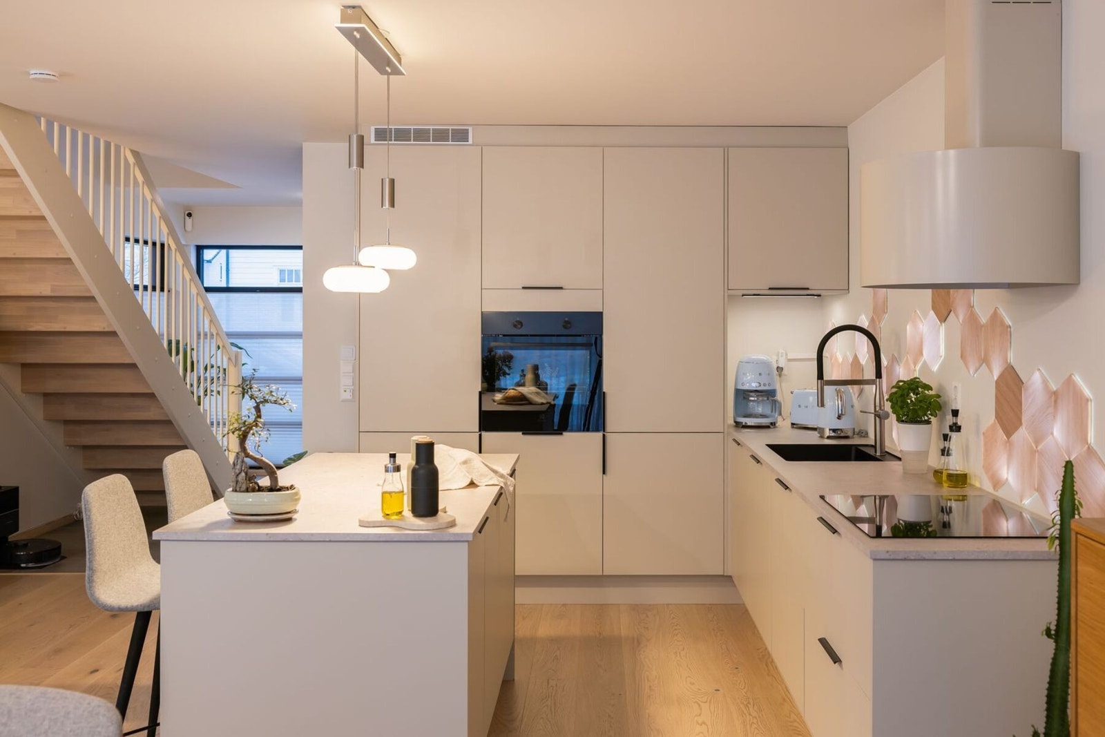 Stilren innredning fra Sigdal utstyrt med integrerte hvitevarer. Galleribilde