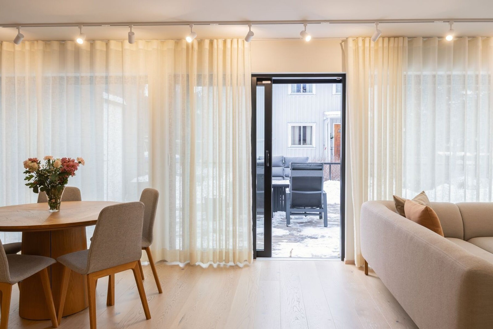 Lys og privat stue med utgang til markterrasse og plenareal. Galleribilde