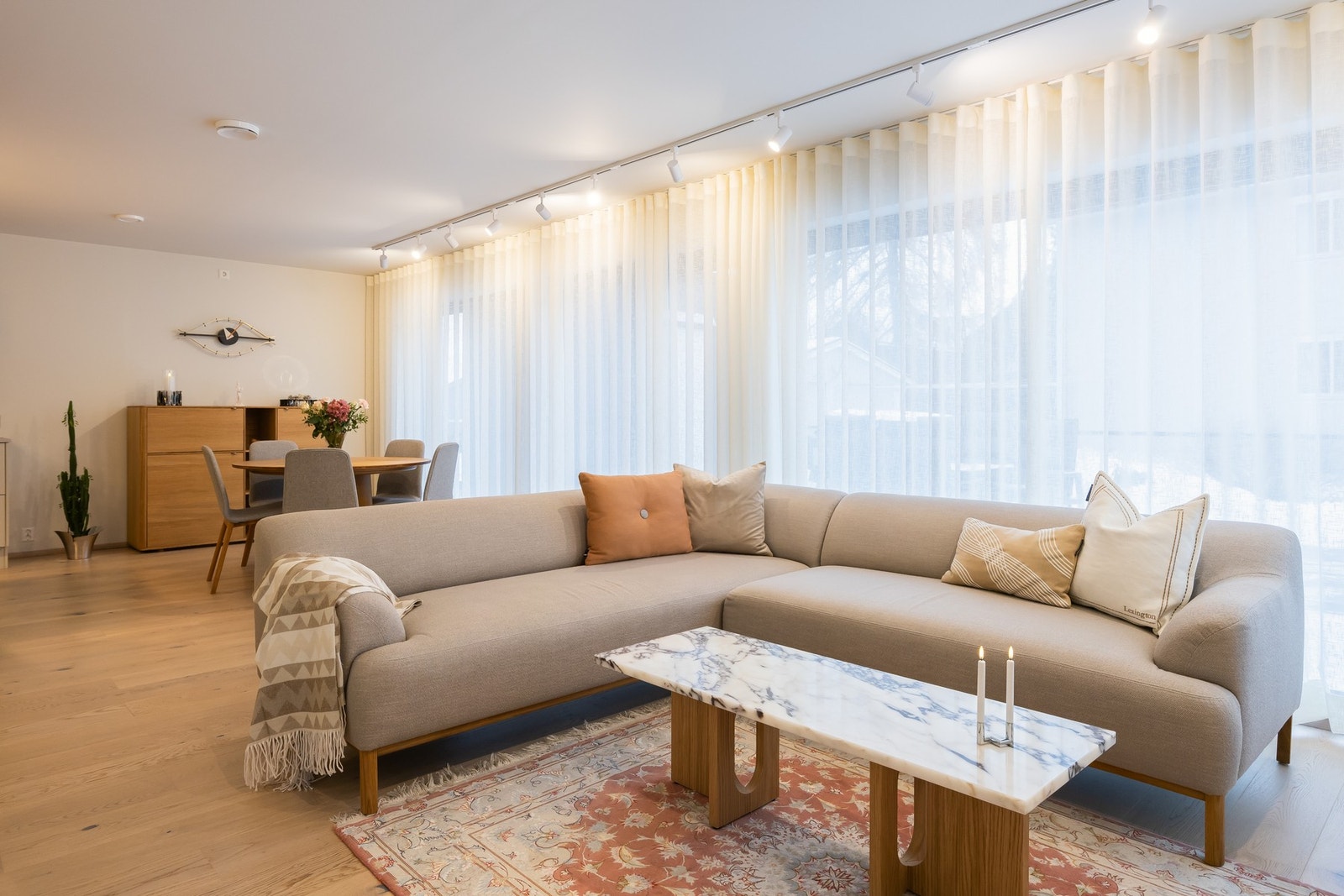 Utstrakte vindusflater i stua ut mot privat hage. Vinduene i stua er utstyrt med utvendige zip-screens med fjernkontroll. Galleribilde