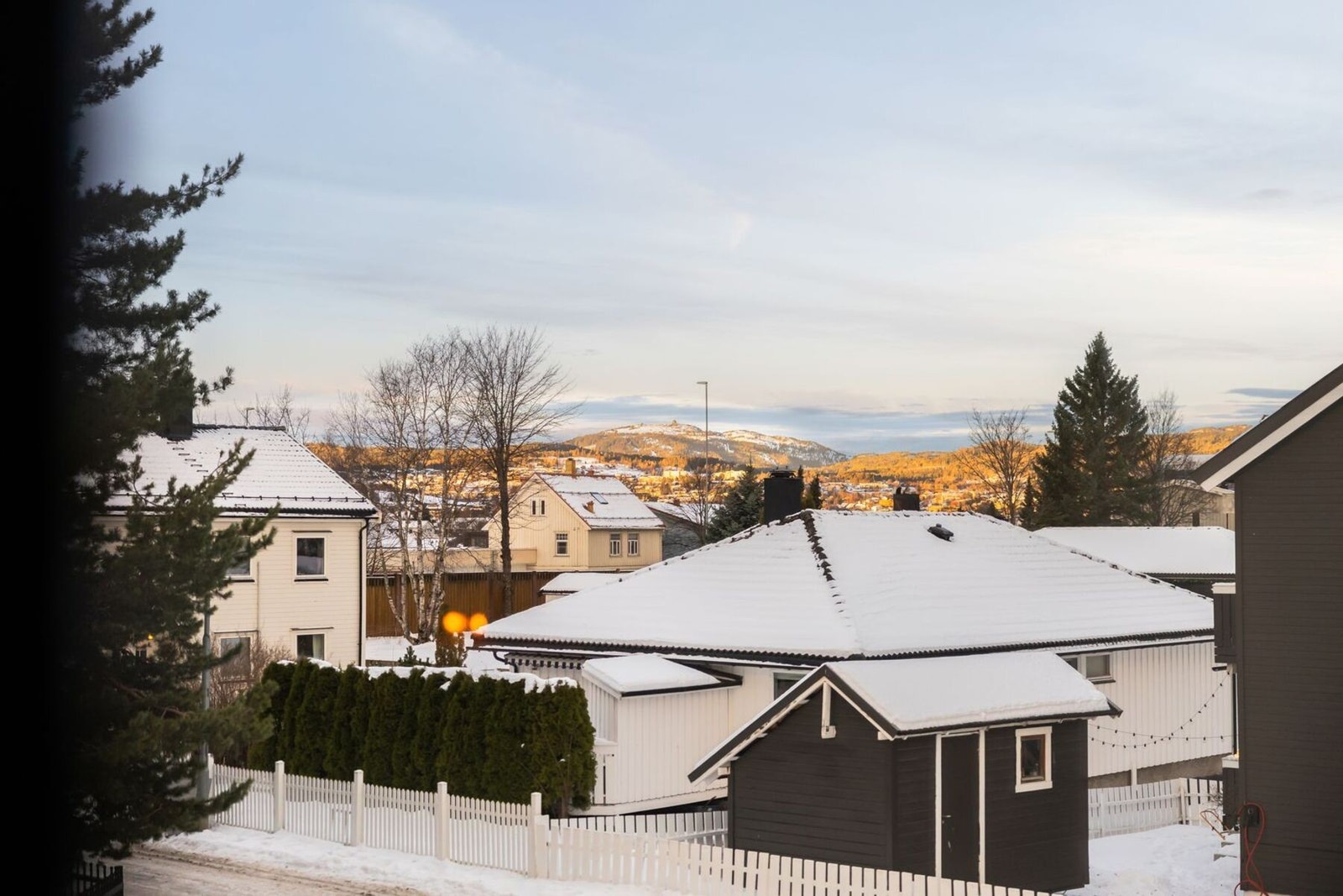 Fra 2. etasje får man fin høyde med utsikt over nabolaget. Galleribilde