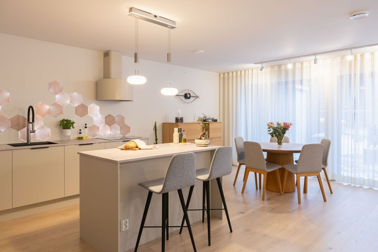 Romslig og praktisk kjøkkenøy med ekstra spiseplasser. Galleribilde