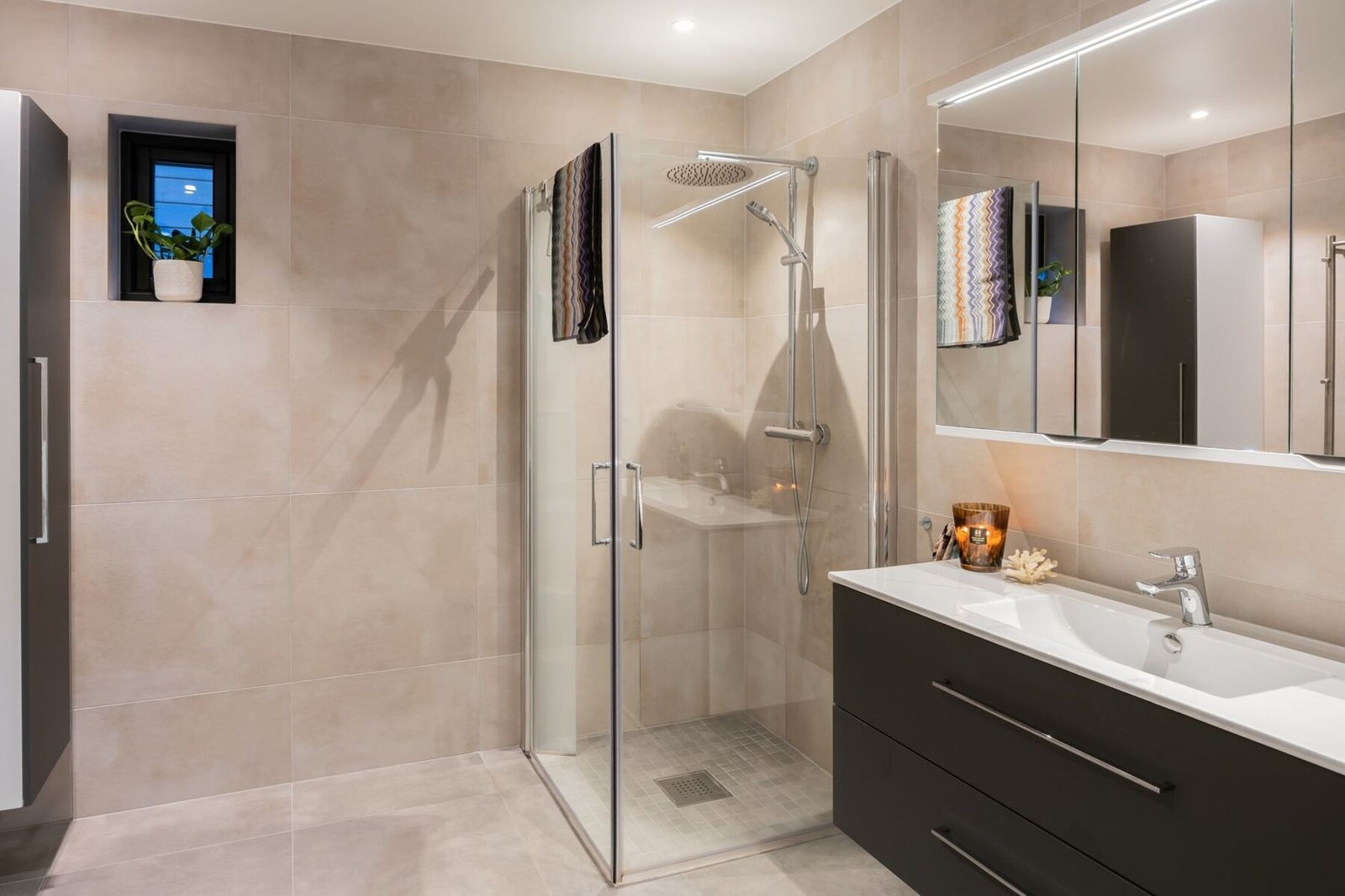 Hovedbad i 2. etasje med tiltalende flisvalg og innredning. Galleribilde