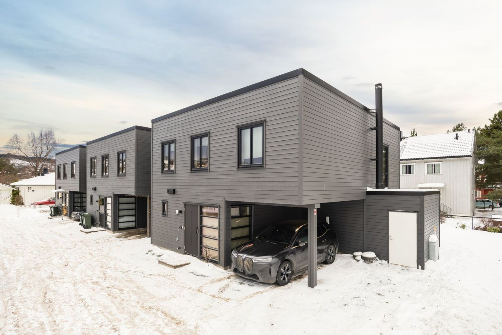 Boligen er plassert på ei endetomt med god plass omkring, carport med lader, ekstra p-plass og bod. Galleribilde