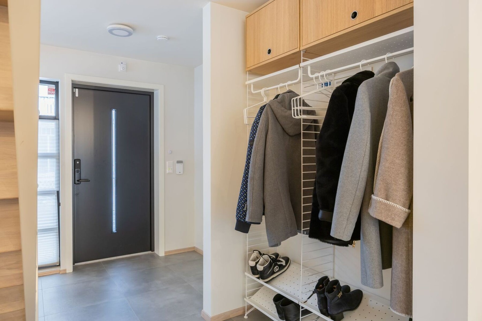 Flott hall med flislagt gulv med varme og praktisk garderobenisje. Boligen har rikelig med lagringskapasitet i to innvendige og to utvendige boder. Galleribilde