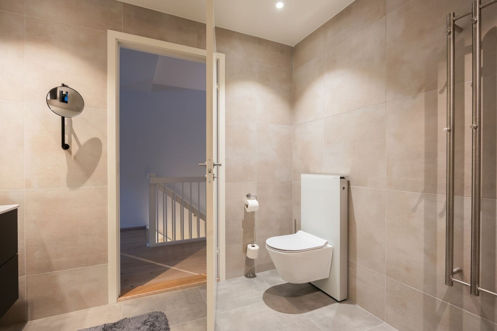 Velutstyrt med dusjhjørne, gulvvarme, romslig innredning med god lagring og vegghengt toalett. Galleribilde