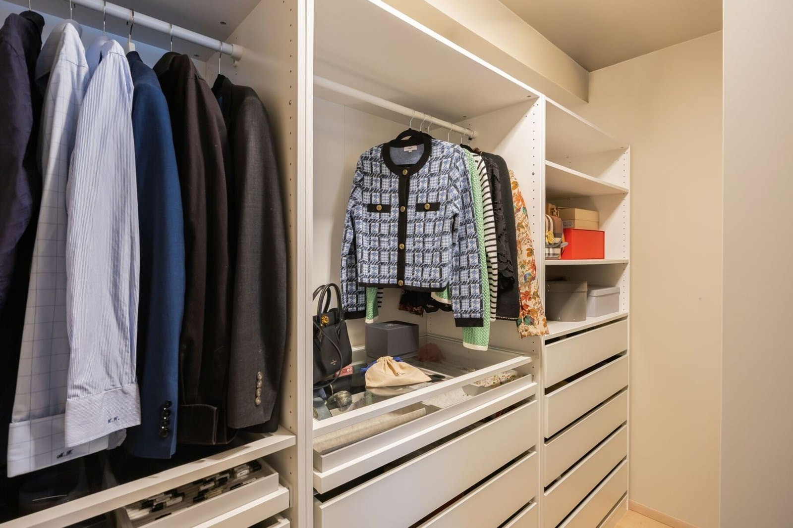 Rikelig med lagringsplass enten den benyttes til garderobe eller ekstra bod. Galleribilde