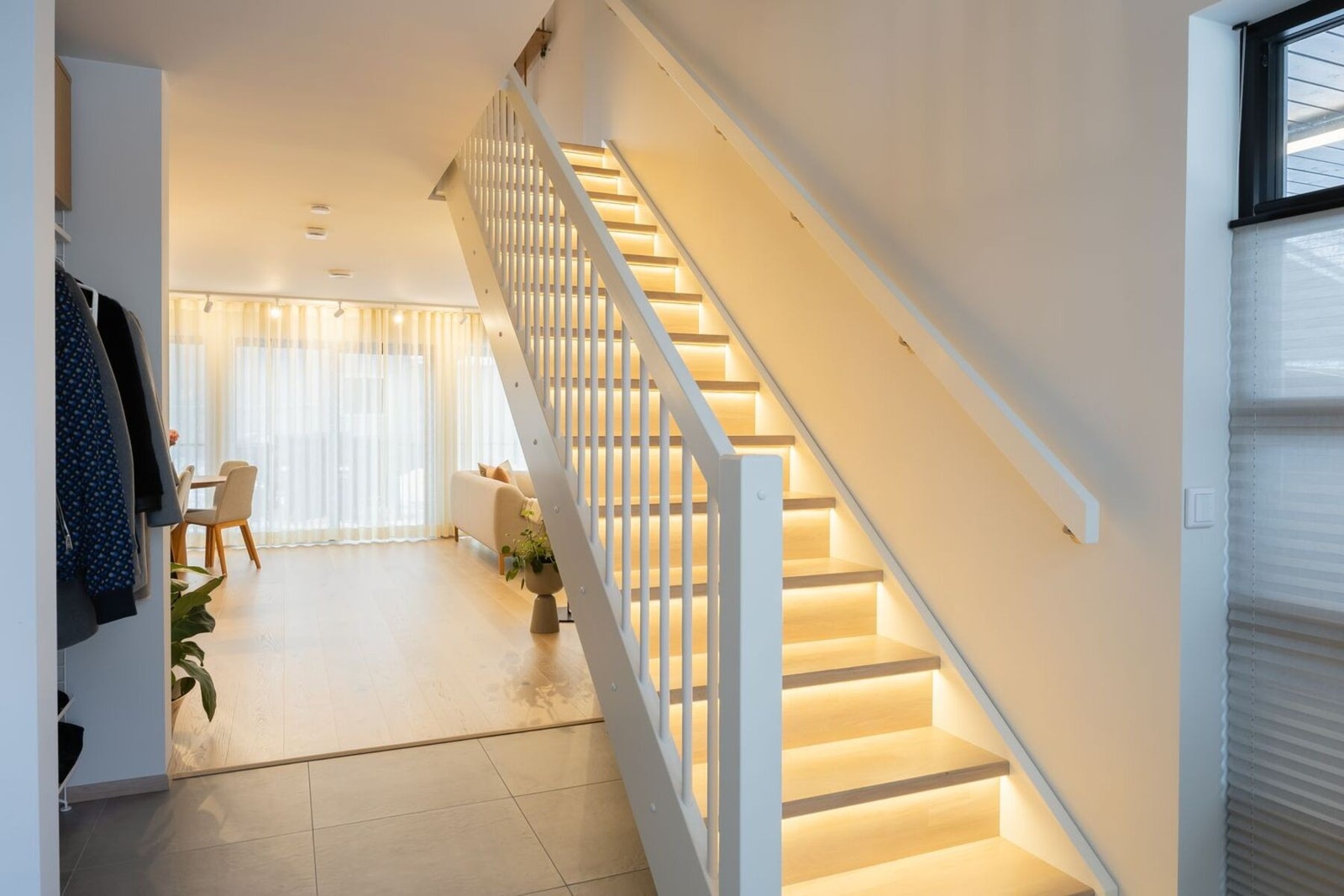 Innbydende hall i 1. etasje og trappeløp med integrerte led-striper. Galleribilde