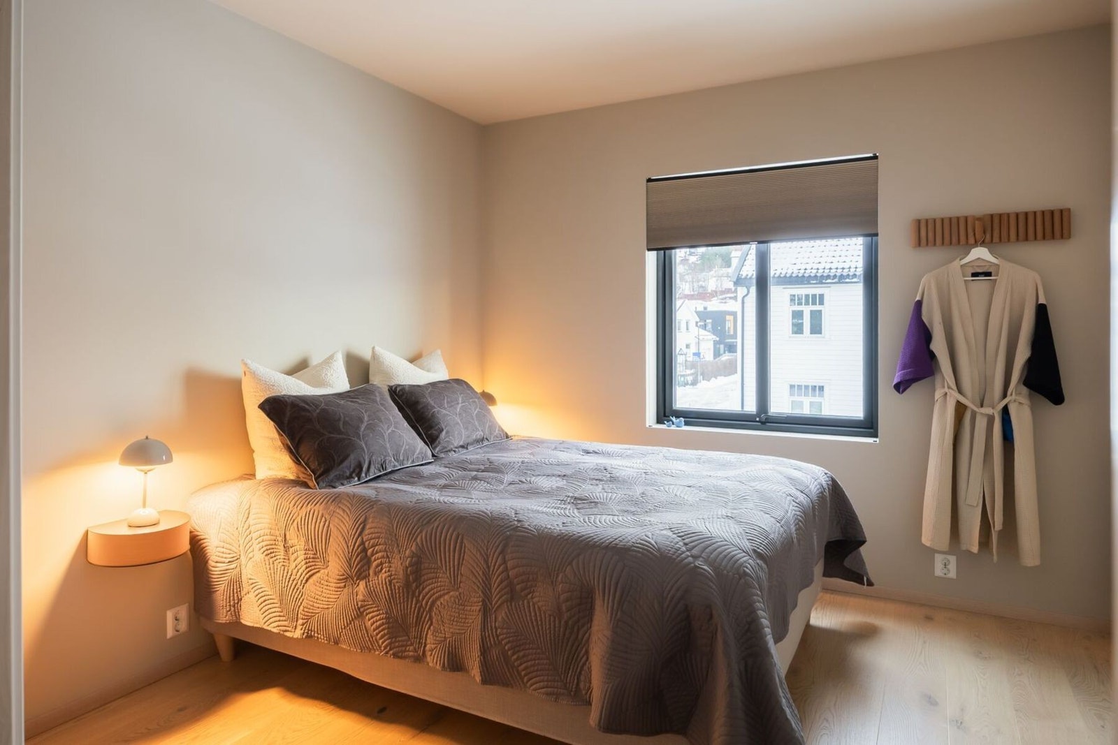 Praktisk planløsning med tre romslige soverom i samme etasje som badet. Galleribilde