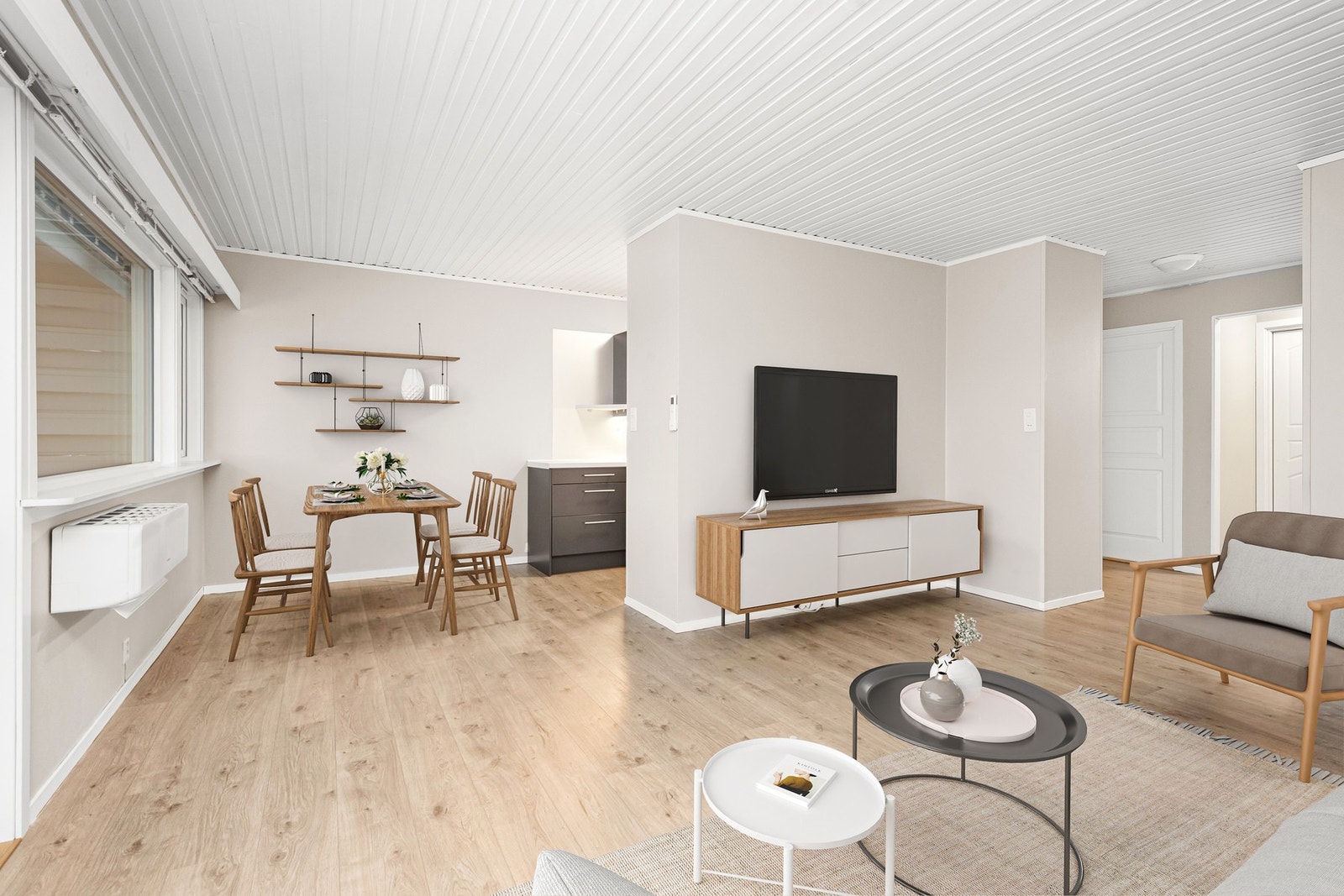 Det er en god planløsning i leiligheten. Her med stue og kjøkken i delvis åpen løsning. (Bildet er møblert digitalt) Galleribilde