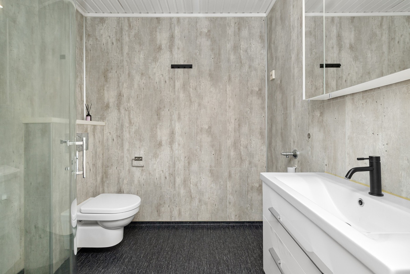 Badet ble oppusset i 2017 med ny innredning, nye overflater på gulv og vegger, nytt wc, dusjhjørne og opplegg for vaskemaskin Galleribilde