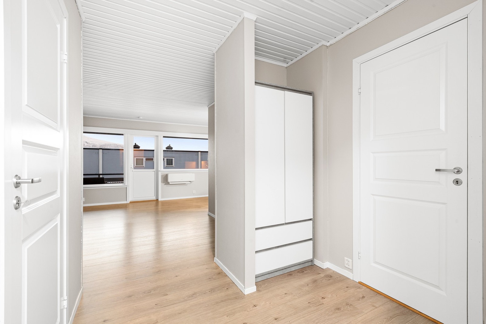 Garderobekrok i gangen Galleribilde