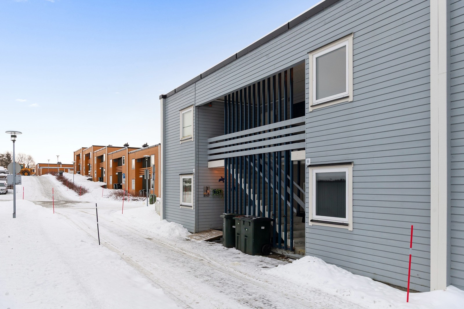 Inngangspartiet vender mot parkeringsplassen mot nord Galleribilde