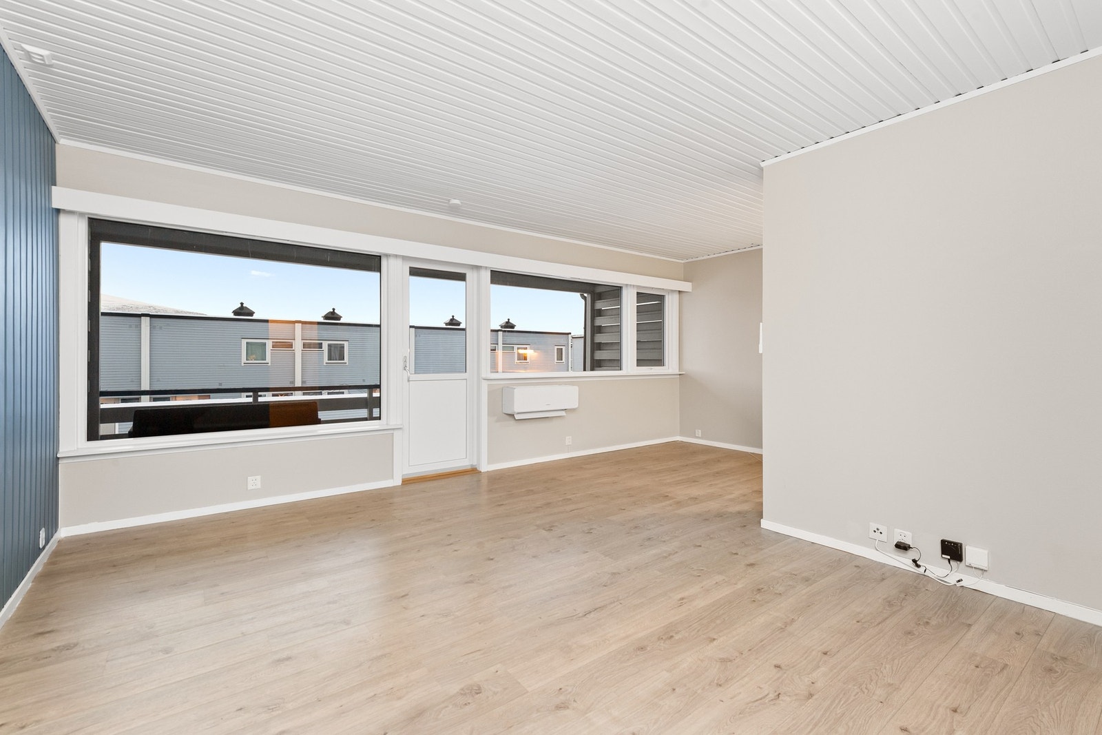 Det er utgang til veranda fra stua Galleribilde