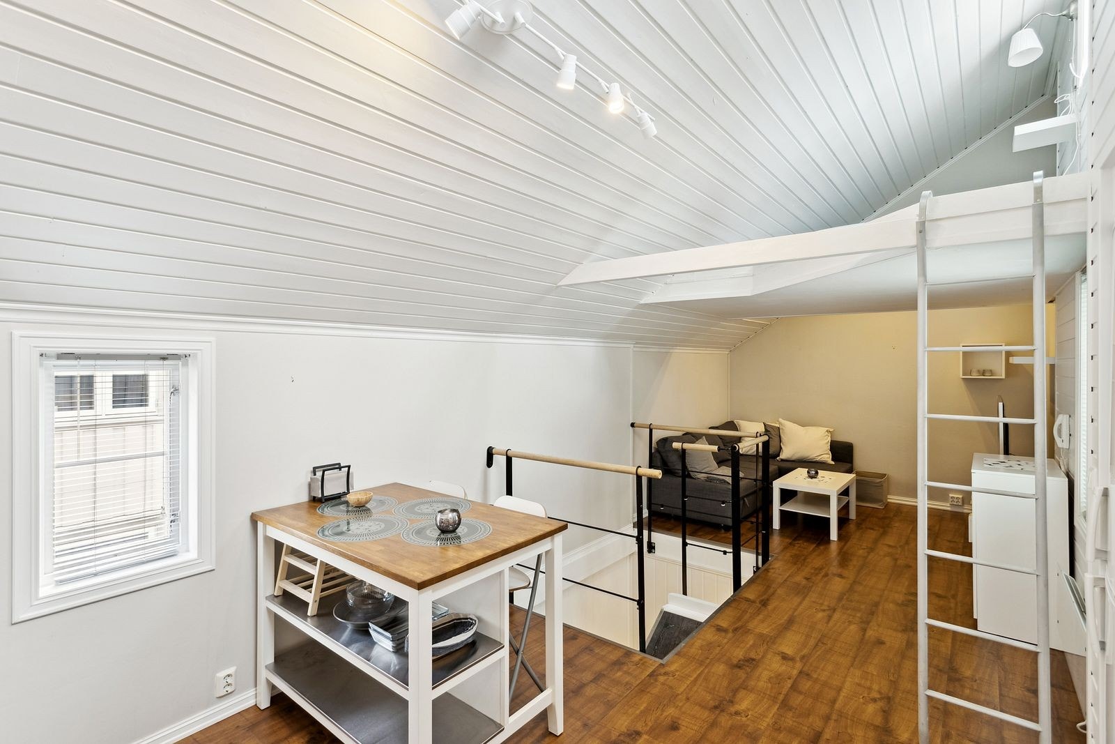 Planløsningen er praktisk utformet med egen etasje viet til en åpen stue- og kjøkkenløsning. Galleribilde