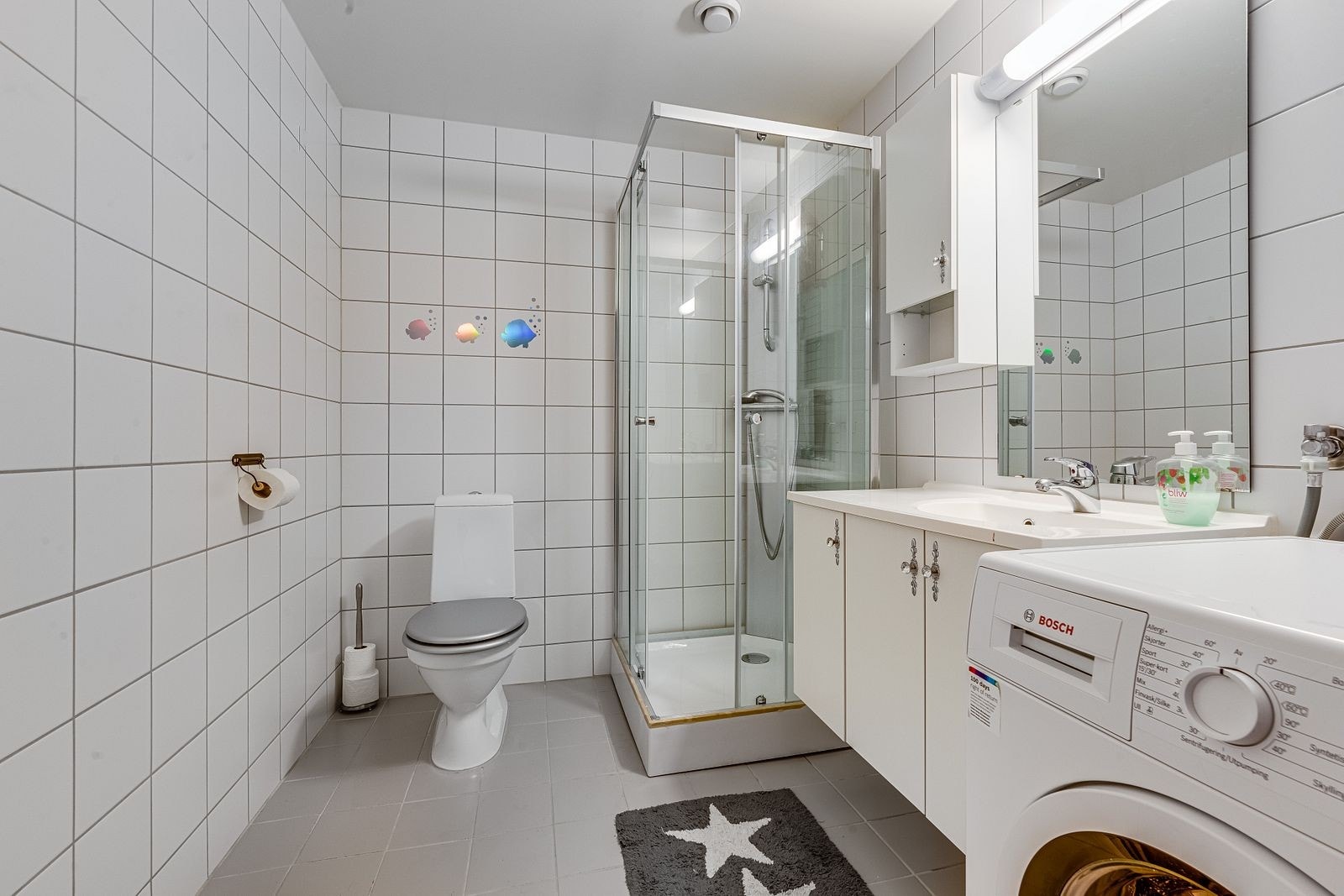 Lyst flislagt bad med varmekabler. Vaskemaskin medfølger. Galleribilde