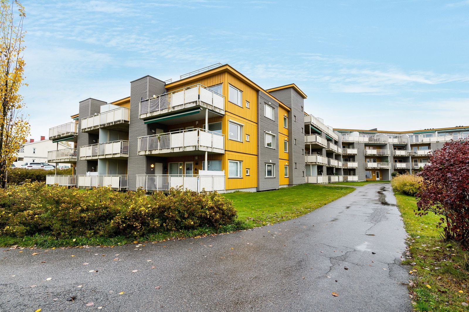 Parkering på felles utendørs parkeringsplass. Galleribilde