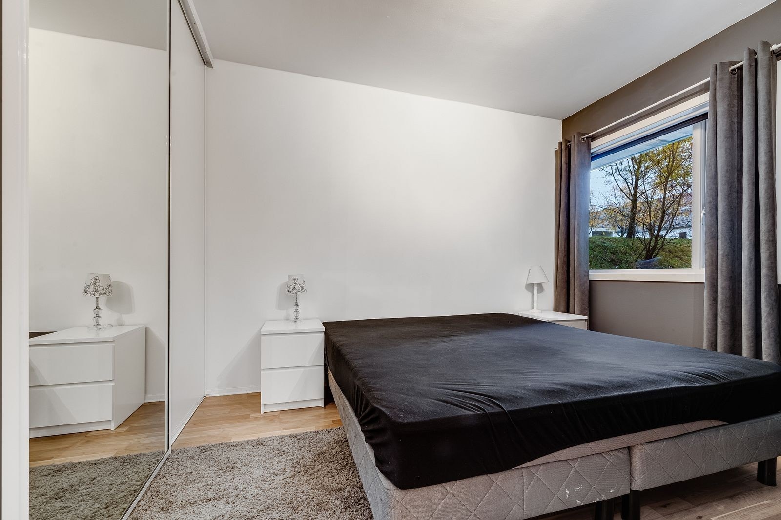 Soverom med skyvedørsgarderobe. Galleribilde