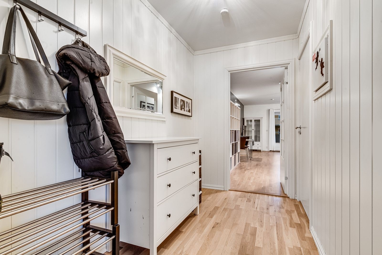 Romslig gang med plass til oppbevaring. Galleribilde