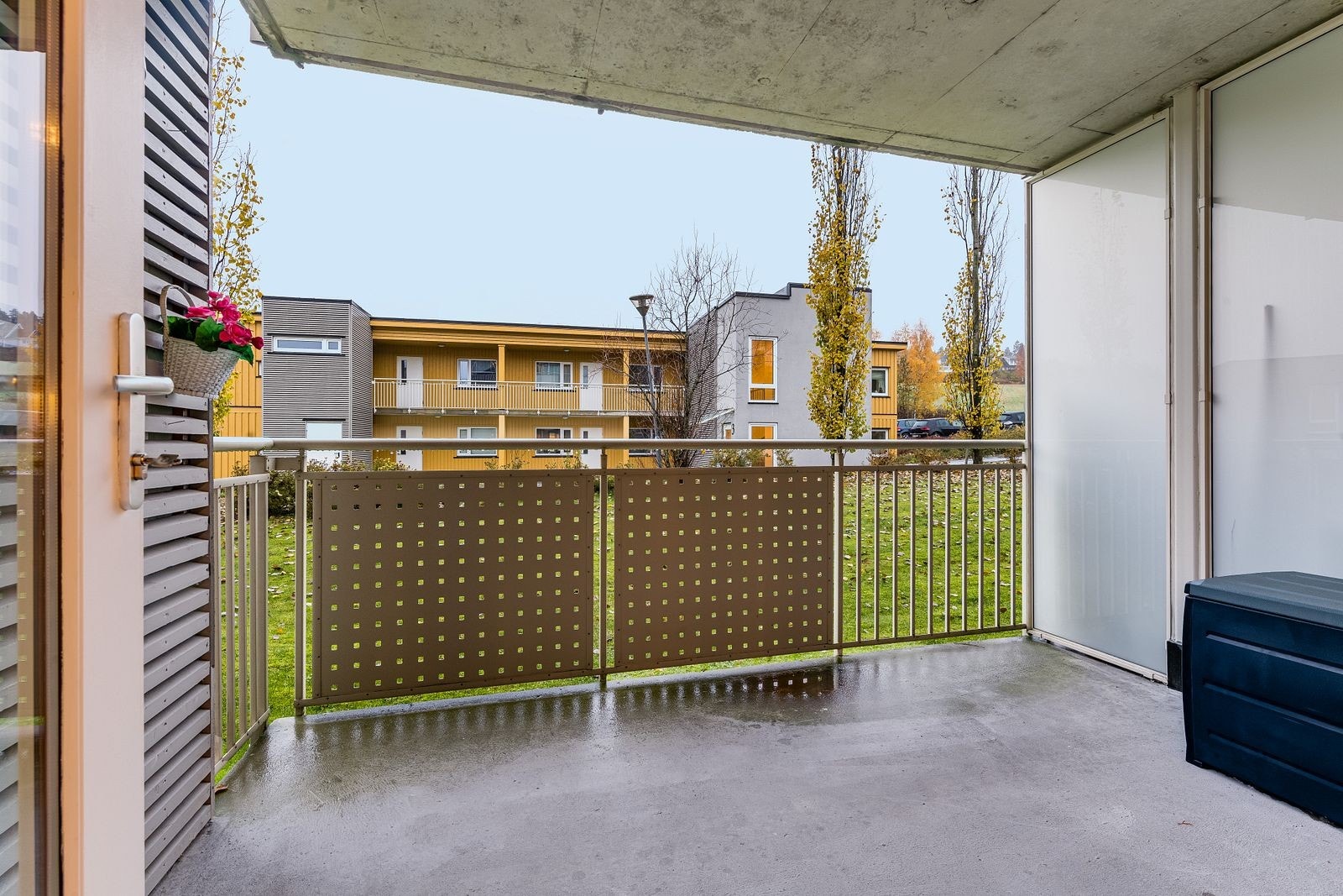 Utgang til vestendt balkong. Romslig bod til venstre. Galleribilde