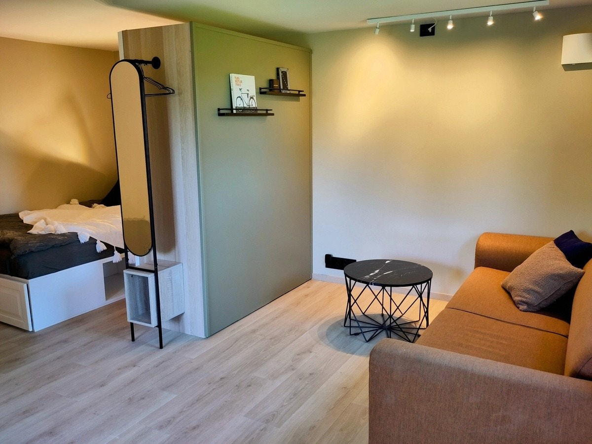 Klesskap med skyvedør fungerer som romdeler. Galleribilde