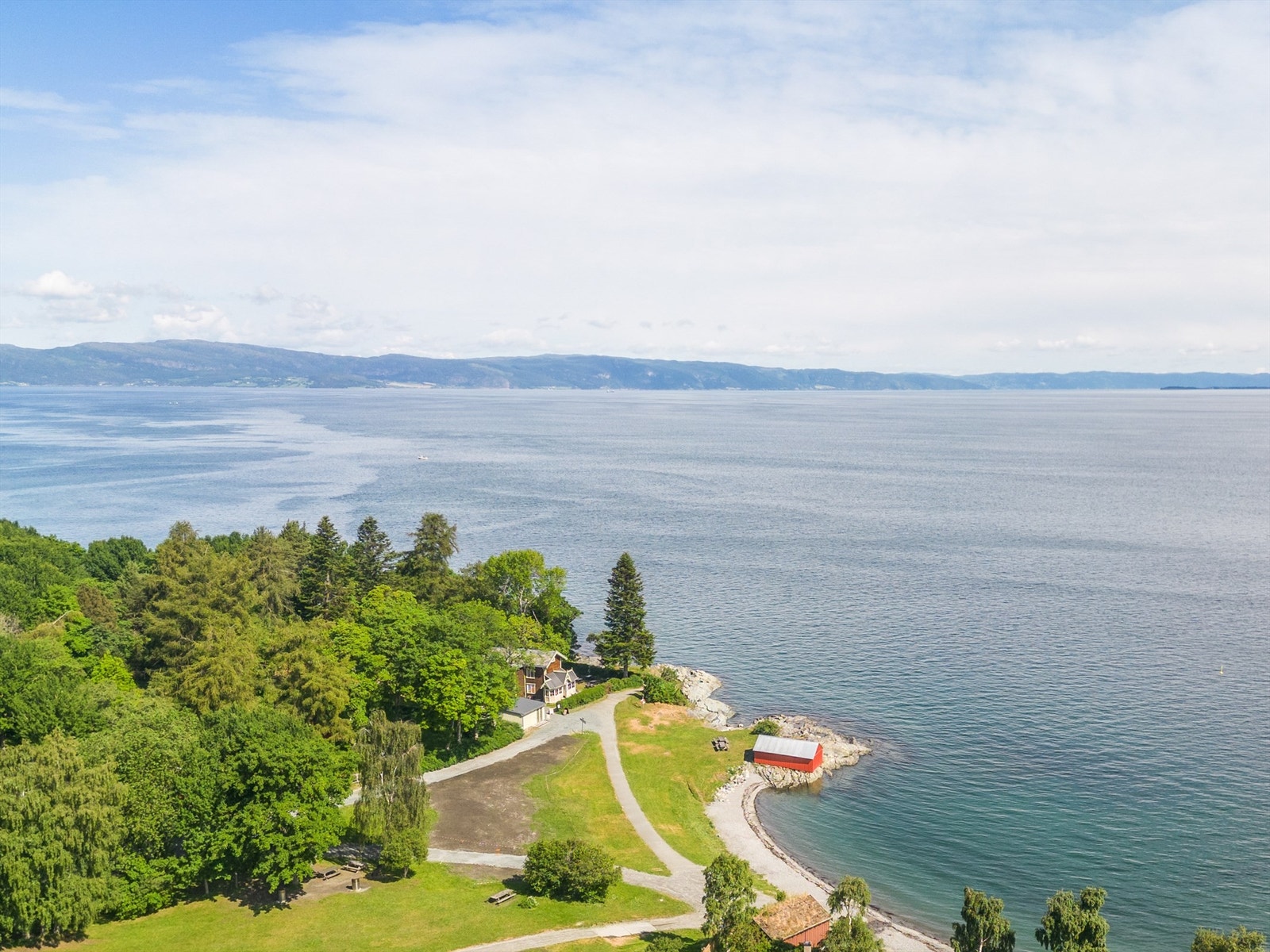 Fra Devlesvingen 12 er det gangavstand til Ladestien med rekreasjonsområdene og bademuligheter. Her skimtes Sponhuset i Ringvebukta som serverer byens beste vafler Galleribilde