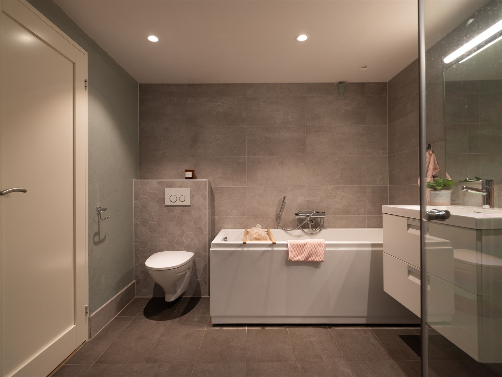 I tillegg til dusjhjørne med regndusj er det et satt inn badekar som gir glede for både barn og voksne Galleribilde