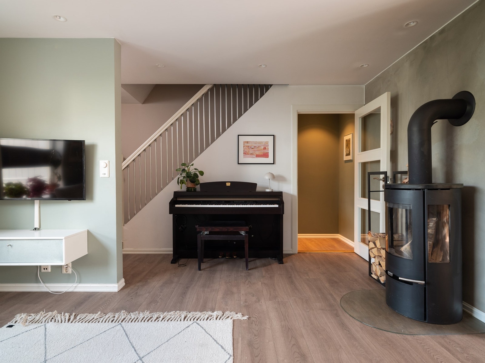 Stue. Stilig trapp opp til 2. etg. Pen glassdør mot nedgang til kjeller. Downlights Galleribilde
