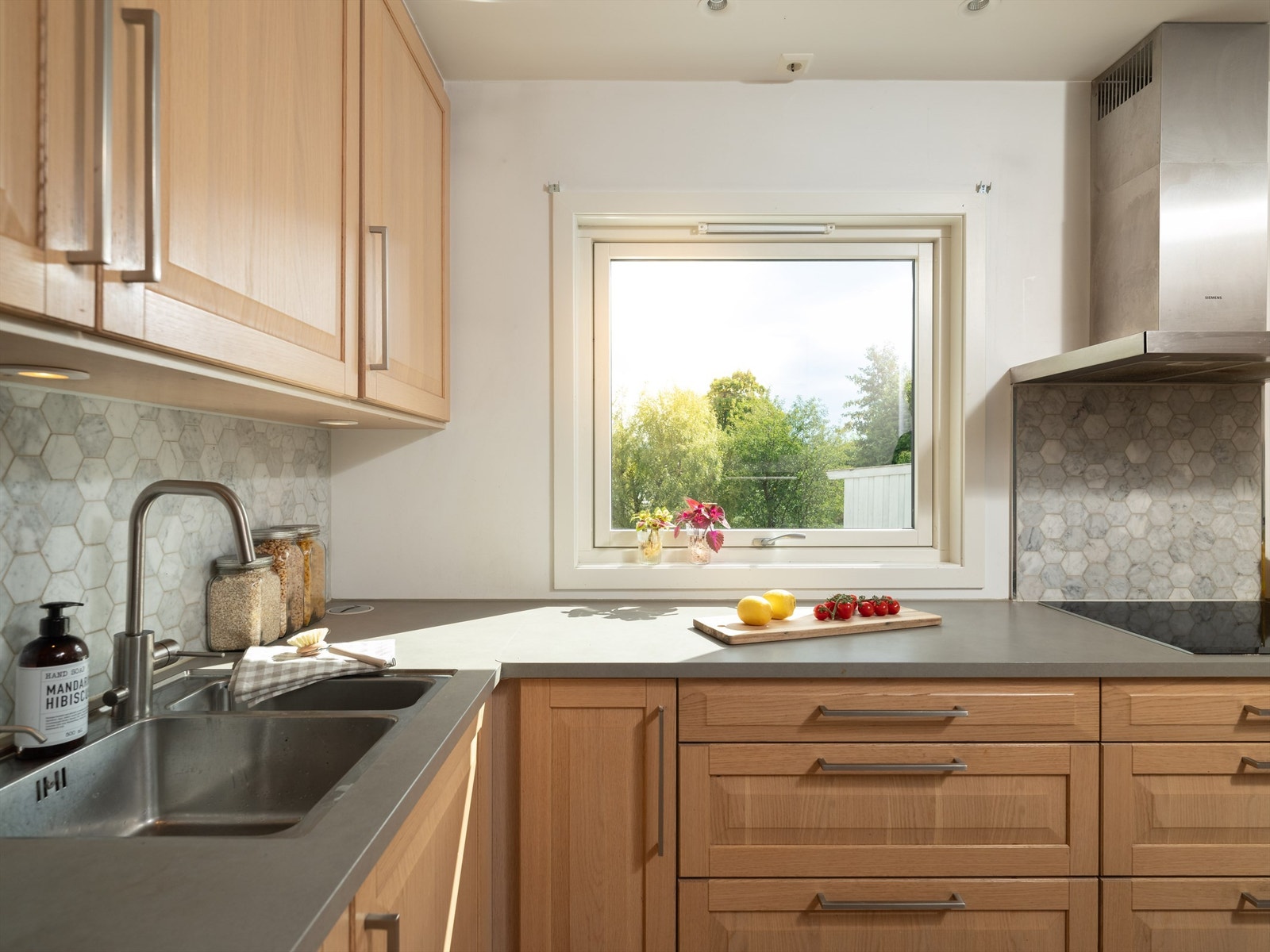 Godt med benkeplass og hyggelig utsikt fra vinduet Galleribilde