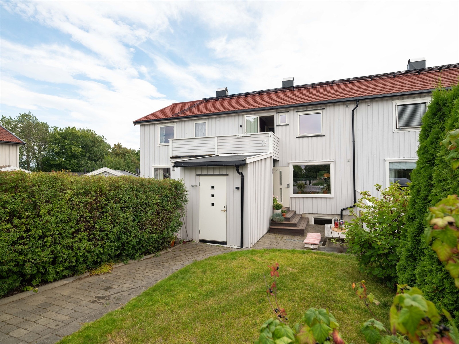 Krogsveen v/Cato Pedersen presenterer Devlesvingen 12! Et flott rekkehus på i et svært rolig og barnevennlig område på Lade - Nærhet til turområdet og badeplasser!
Fotograf: Victor Kleive v/ Inbovi Galleribilde