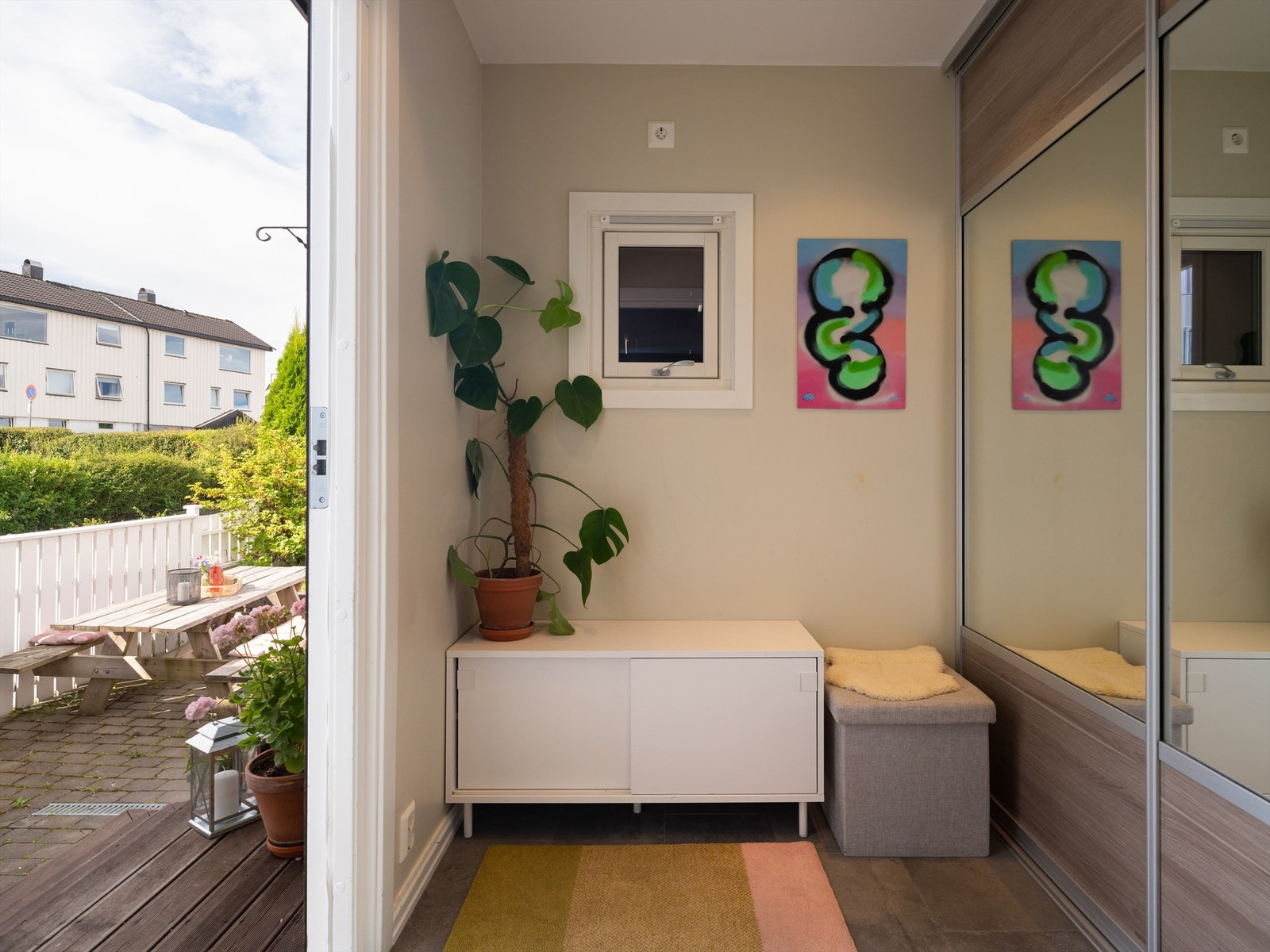 Velkommen inn! Smart entré med skyvedørsgarderobe Galleribilde