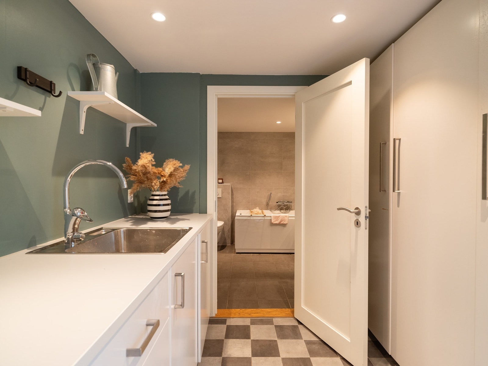 Vaskerommet ligger innenfor badet, kort vei å transportere klær Galleribilde