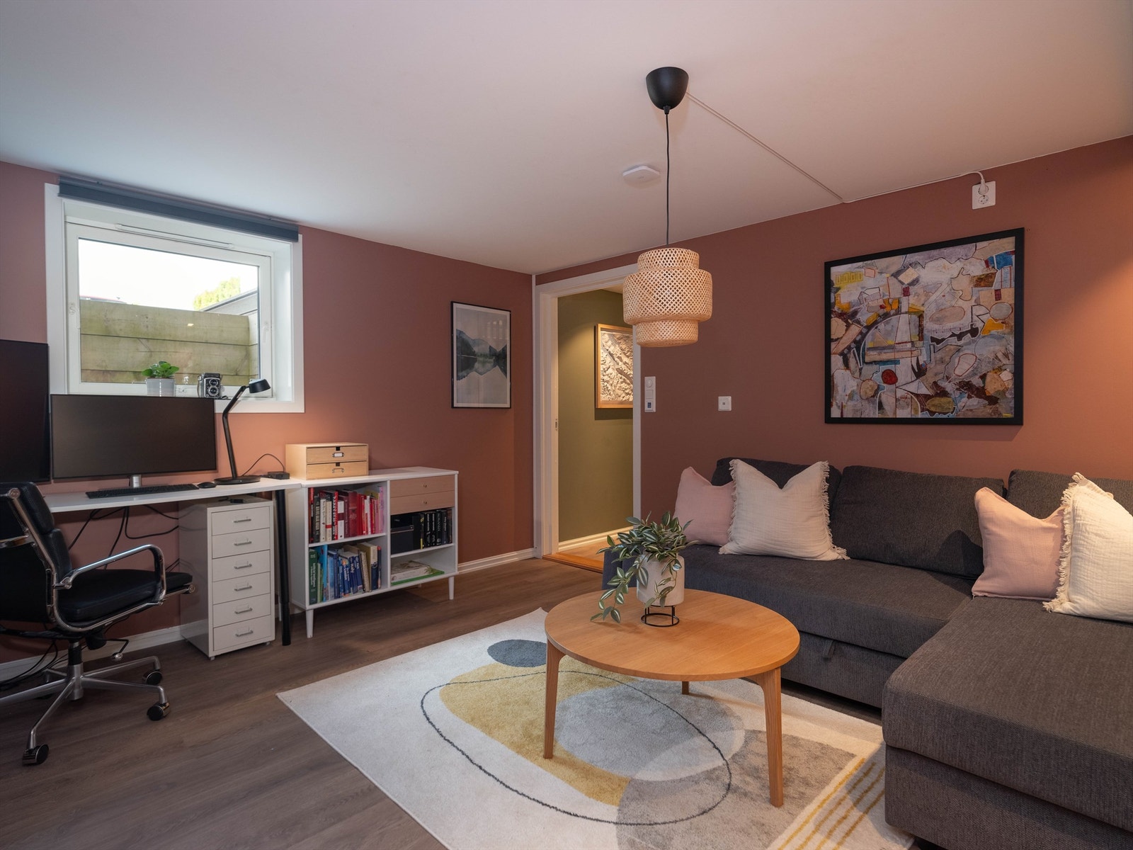 Praktisk kjellerstue som man kan trekke seg tilbake til. God størrelse på vindu med tanke på rømningsvei. Galleribilde