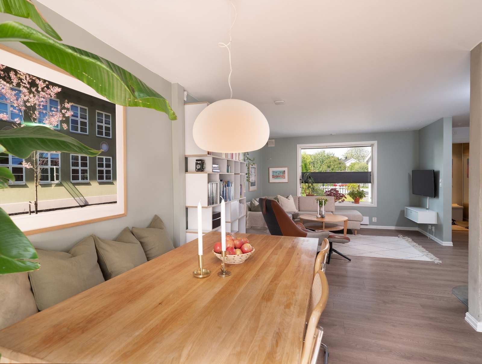 Boligen er gjennomgående med et lunt og tidsriktig fargevalg, lys og luftig med utstrakte vindusflater Galleribilde