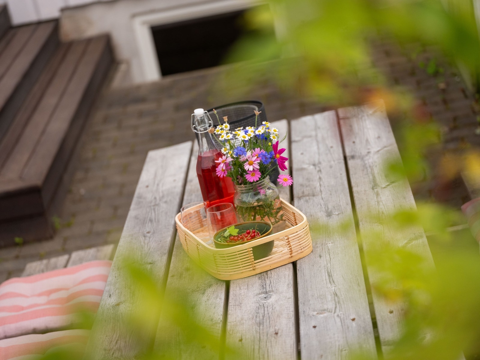 Det er fint å sitte forsiden på gode sommerkvelder Galleribilde