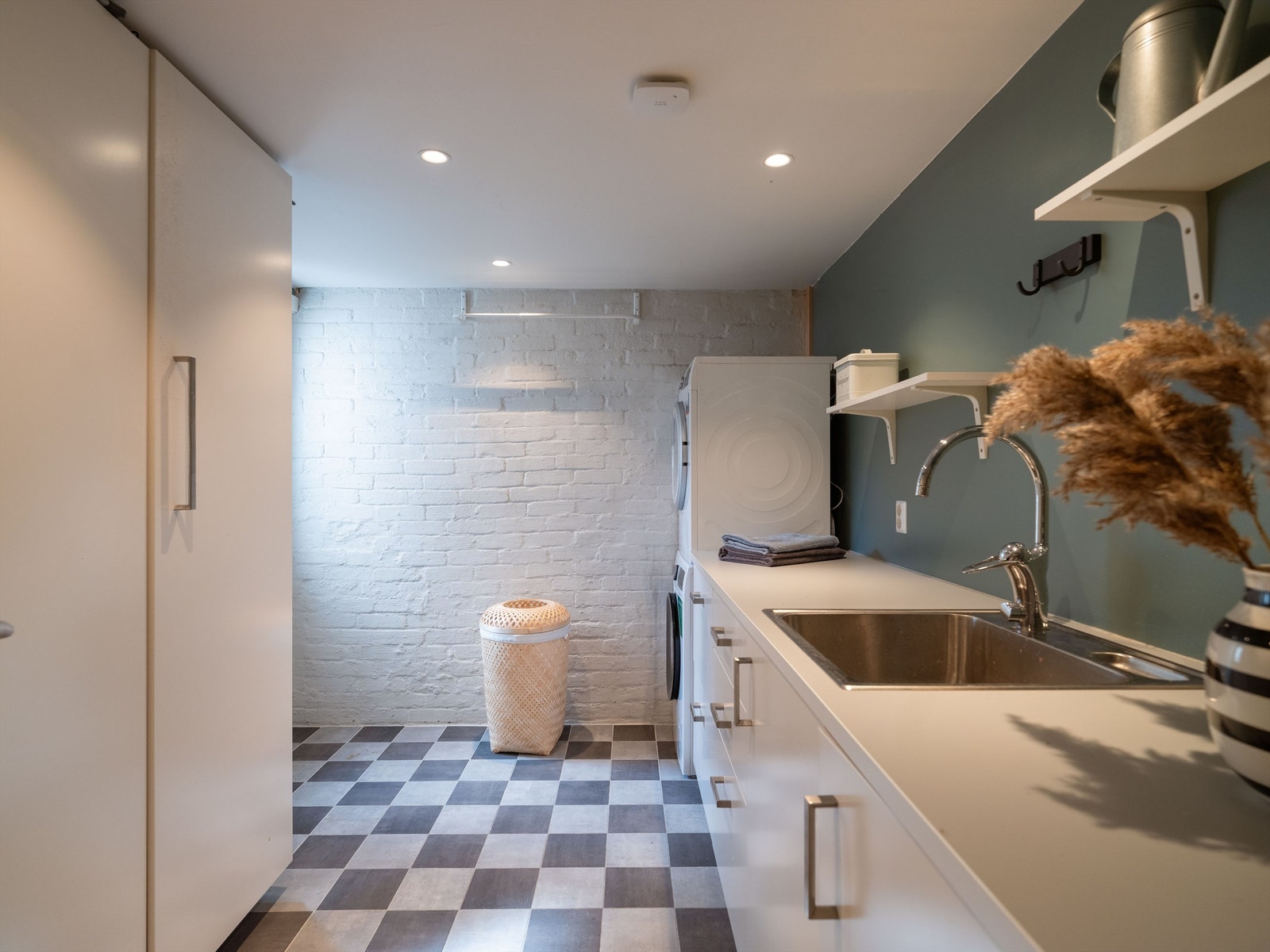 Innbydende vaskerom på 7,5 kvm med varmekabler. Egen dør ut fra kjelleren Galleribilde