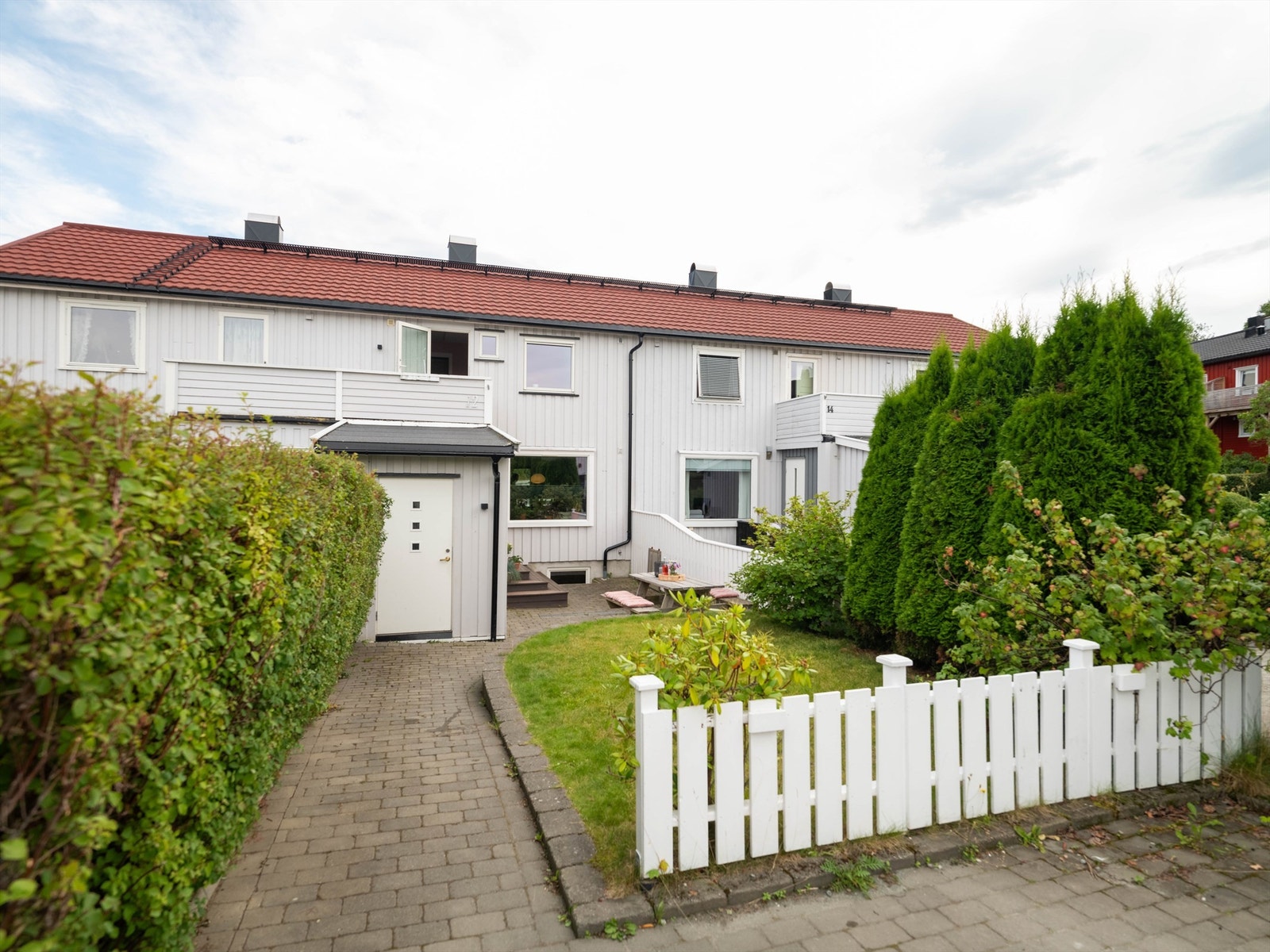 Pent opparbeidet tomt. Tak, med pipehatt og renner fra 2021. Sportsbod på 6 kvm. Plass til 2 biler i forkant Galleribilde