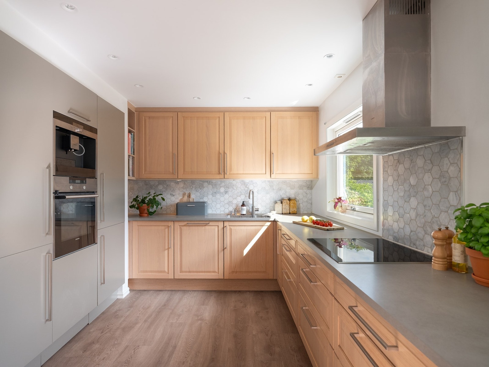 Kjøkkenet ligger naturlig tilbaketrukket fra stuen, Innredning fra HTH og hvitevarer fra Siemens Galleribilde