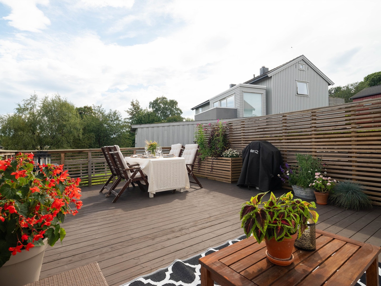 Fra stuen går man rett ut på terrassen på hele 31 kvm, ypperlig for smådyrking og blomsterliv. Gode levegger Galleribilde