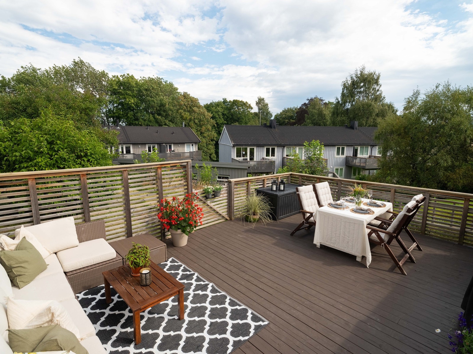 Selger opplyser om solgang på baksiden fra morgenen til ca. kl. 16:00-17:00 på sommerstid. På fremsiden er solen fra 14:00-tiden og til solnedgang Galleribilde