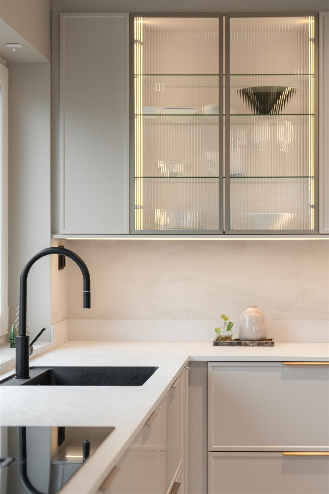 Videre er det integrerte hvitevarer som kjøl/fryseskap, oppvaskmaskin, induksjonstopp og stekeovn. Det er også montert komfyrvakt og automatisk vannstoppesystem. Galleribilde