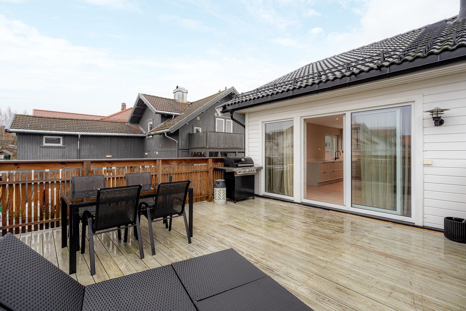 Terrassen er romslig, med god plass til utemøblement etter ønske. Galleribilde