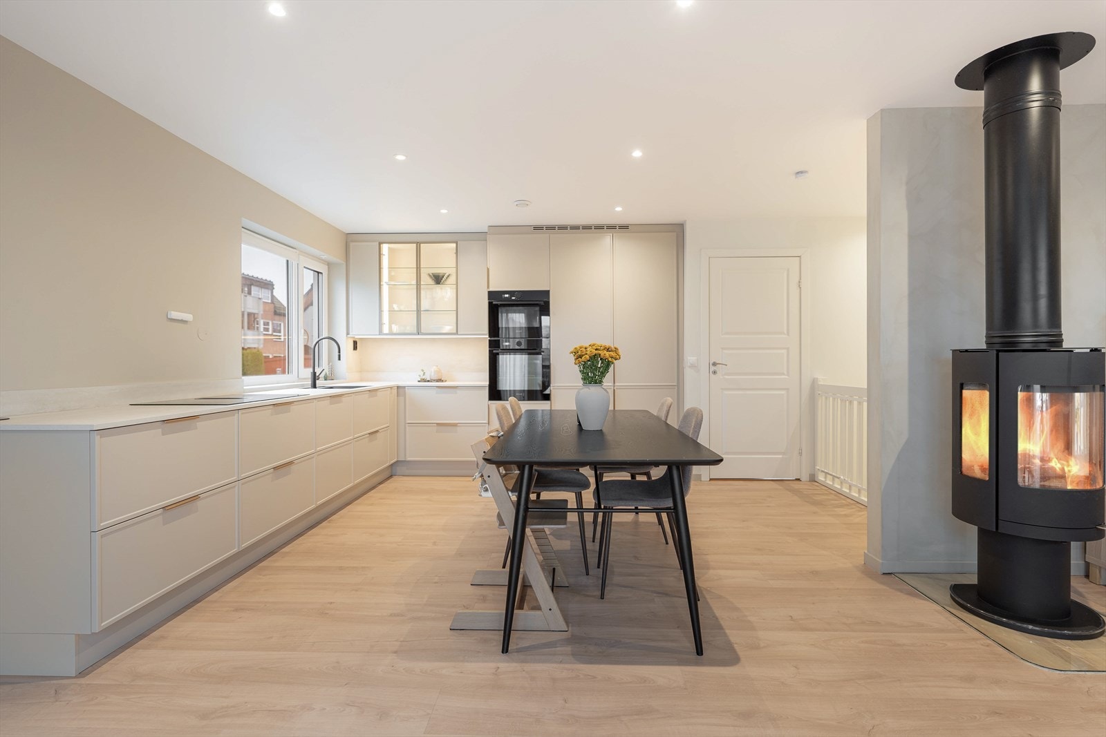 Boligen har i det senere år blitt påkostet nytt kjøkken og nytt gulv i hele stuen/kjøkkenet i 2024. Møbler kan medfølge dersom det er ønskelig. Her kan du flytte rett inn! Galleribilde