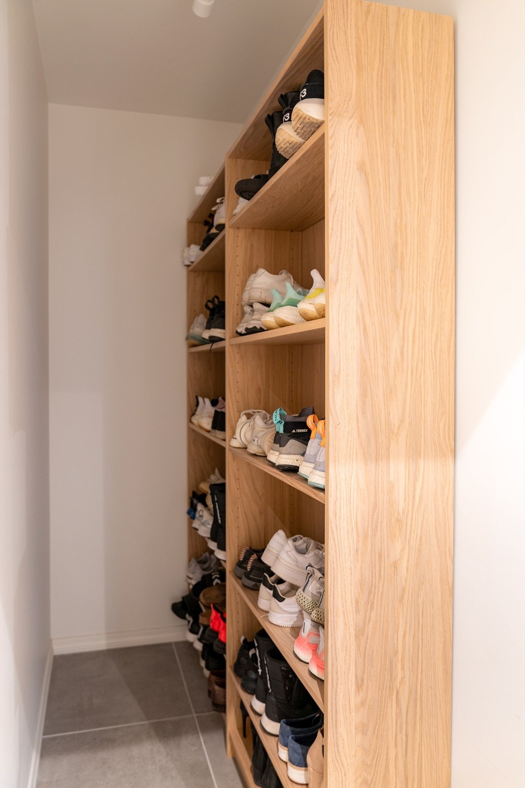 Tilliggende gangen i 1.etasje ved trappen er det et praktisk walk-in closet til oppbevaring av sko. Under trappen er det muli9ghet til å henge fra seg jakker og annet yttertøy. Galleribilde