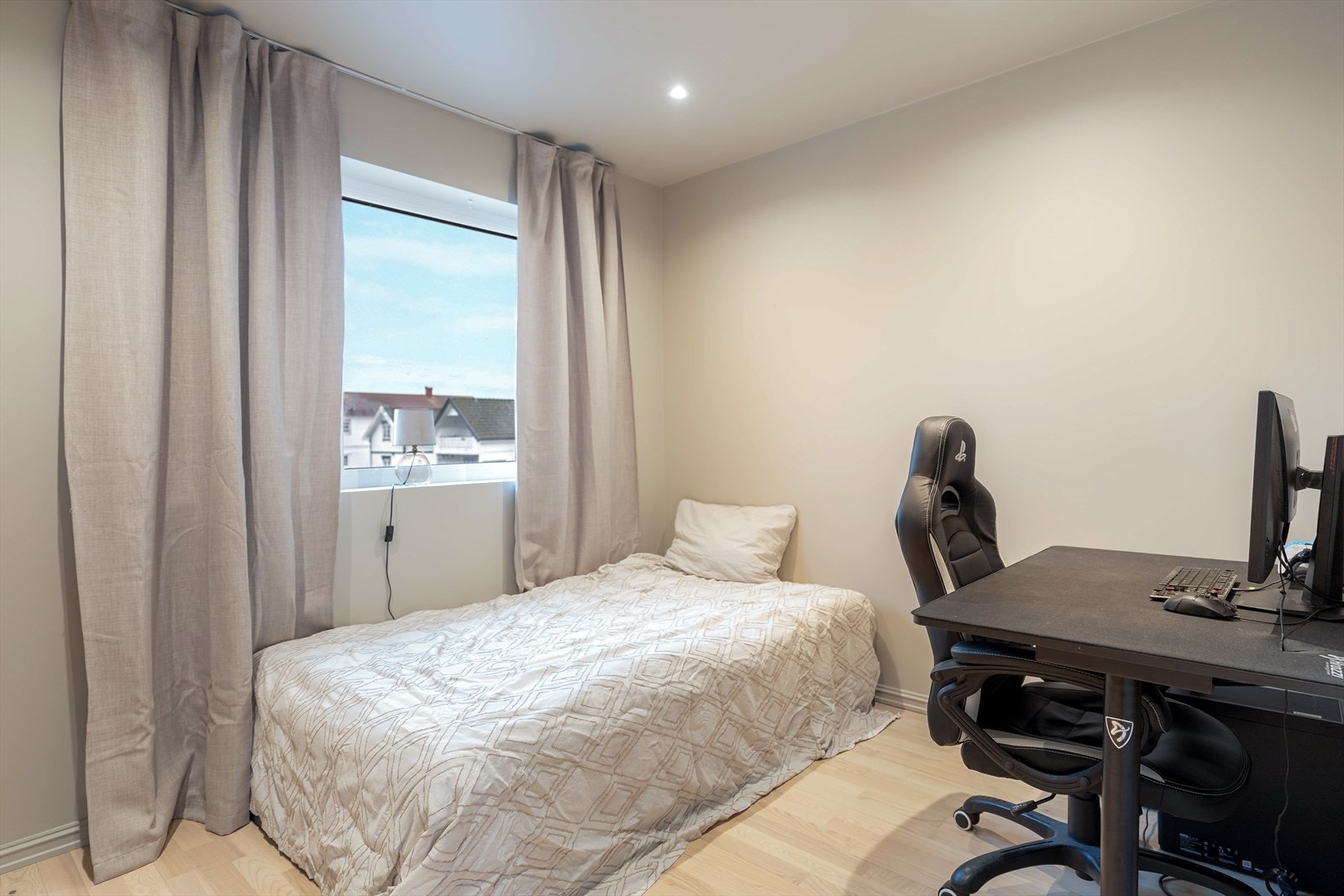 I 2.etasje er det et soverom tilliggende kjøkkenet. Rommet er malt i delikat farge og har plass til møblement etter ønske. Galleribilde