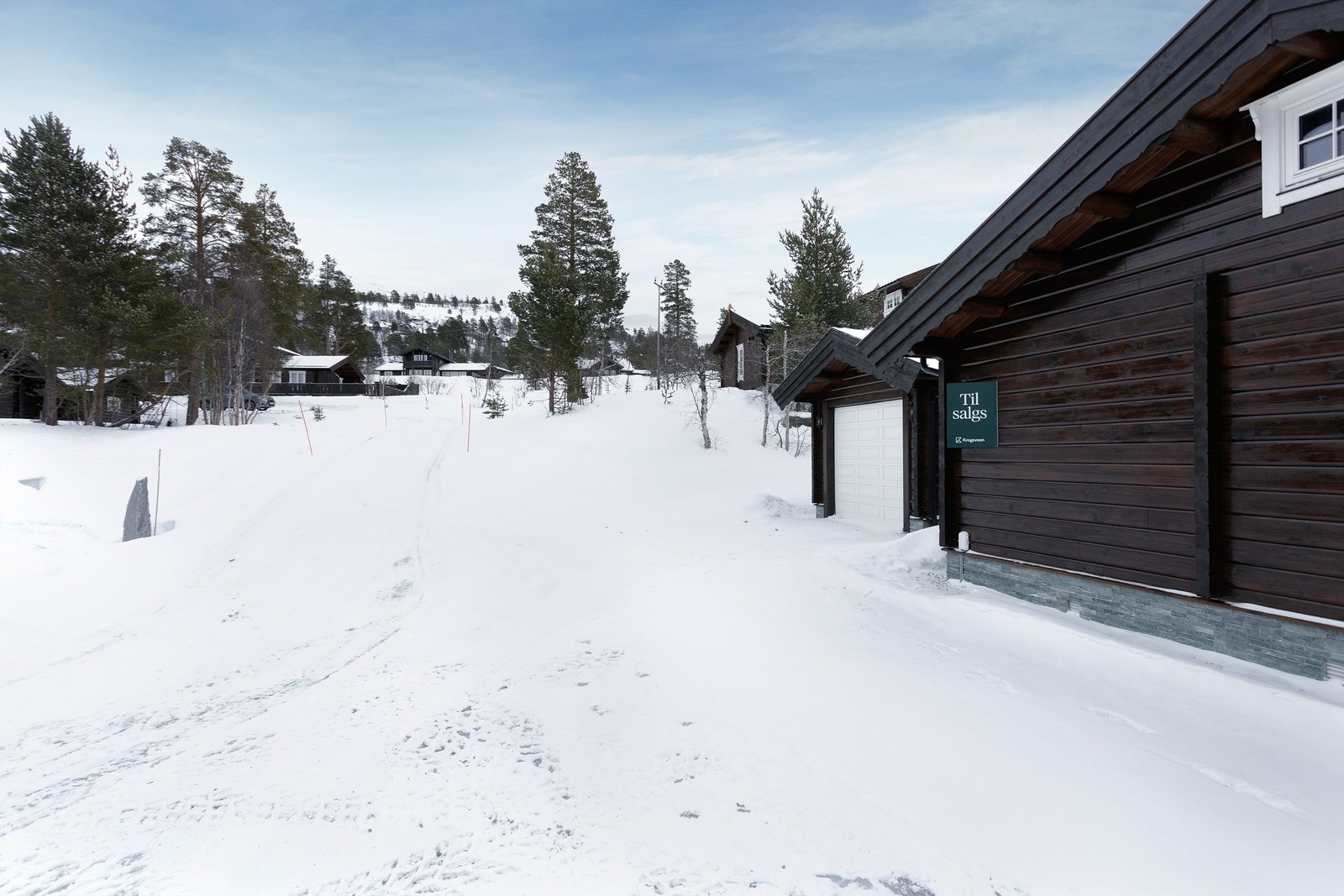 Adkomst og parkeringsareal i tilknytning til hytten Galleribilde